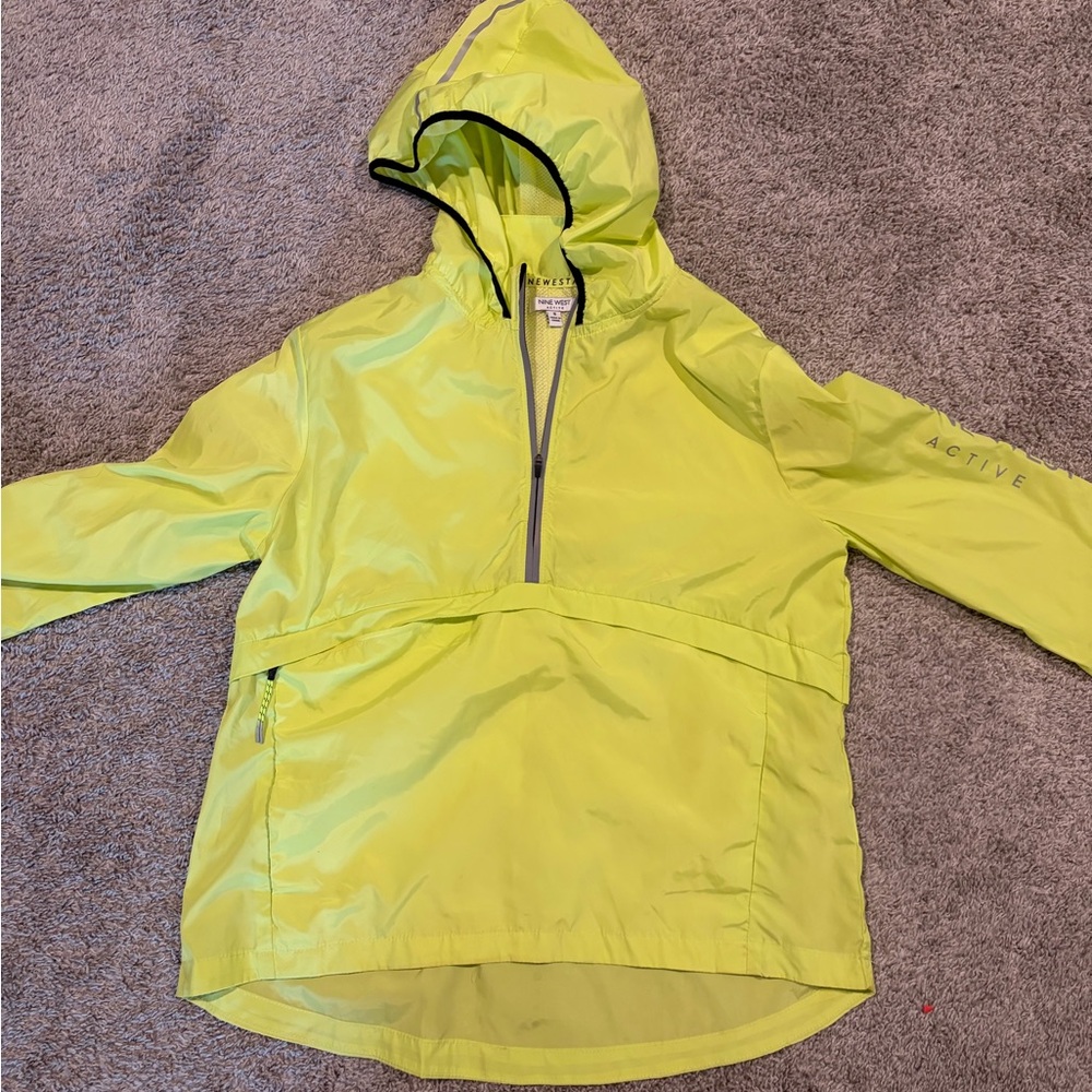 Active West Nine size small rain Yellow Jacket